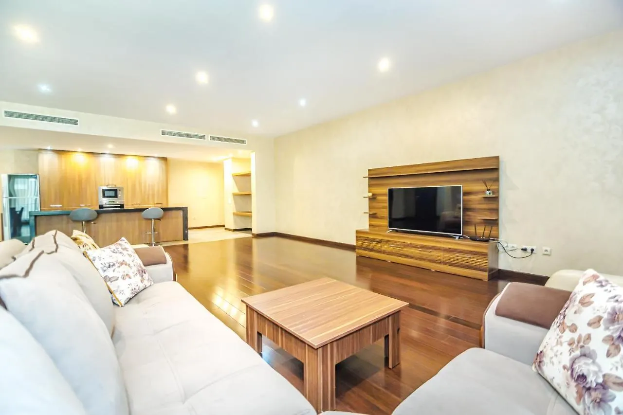 Ξενοδοχείο με διαμερίσματα Port Baku Residance Family Room 710 A