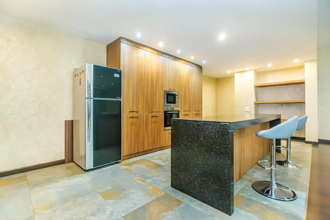 Ξενοδοχείο με διαμερίσματα Port Baku Residance Family Room 710 A
